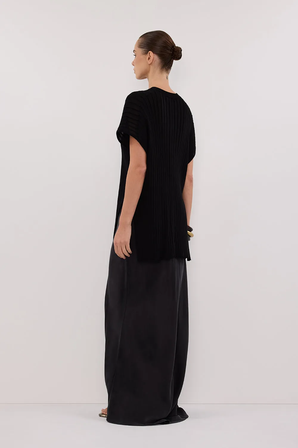 JADE BLACK SLEEVELESS KNIT TOP